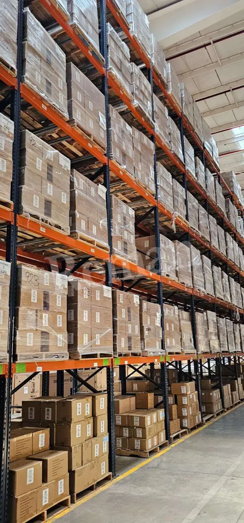 Rack industrial de varios niveles con mercancía almacenada