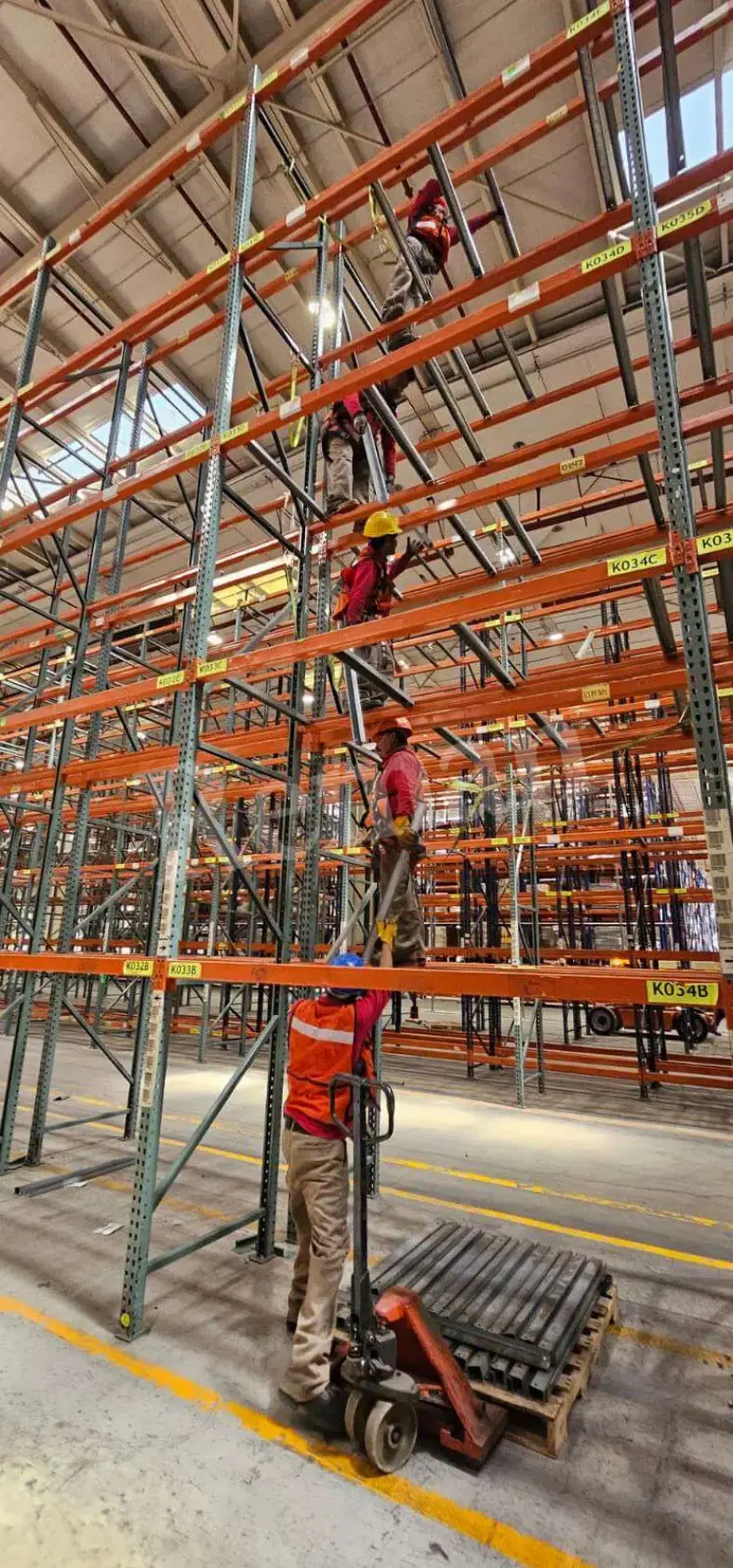 Personal realizando el montaje de una estructura de rack industrial
